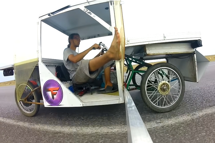 Nikita Poddubnov có ghi lại tất cả những hoạt động của mình với Temnaya Faza, và chia sẻ lên kênh YouTube riêng. Anh ta thừa nhận rằng “vẫn còn nhiều việc cần hoàn thành”, nhưng ít nhất, dự án xe điện năng lượng tái chế của anh là một nguồn cảm hứng, và mang tới nhiều niềm vui cho người xem.