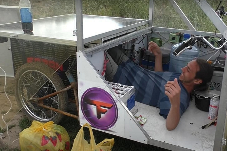 Chiếc xe nặng 150 kg có các tấm pin mặt trời 200 W ở 4 bên, cộng với một tấm 400 W bổ sung. Nikita nói rằng, khi các tấm pin mặt trời được sạc đầy, anh ta có thể lái chiếc xe của mình trong 6 tiếng, với vận tốc 30 km/h. Thời gian sạc đầy chúng là 9 tiếng, và như trong video, bạn có thể xem Nikita làm đủ mọi thứ trong khi chờ đợi các tấm pin được sạc. Tất nhiên, chỉ trong những ngày nắng đẹp, chiếc xe tự chế này mới có thể di chuyển ở chế độ sử dụng năng lượng mặt trời hoàn toàn. Trong thời gian còn lại, nó cần đến các cụm pin.