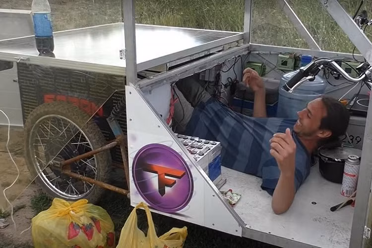 Chiếc xe nặng 150 kg có các tấm pin mặt trời 200 W ở 4 bên, cộng với một tấm 400 W bổ sung. Nikita nói rằng, khi các tấm pin mặt trời được sạc đầy, anh ta có thể lái chiếc xe của mình trong 6 tiếng, với vận tốc 30 km/h. Thời gian sạc đầy chúng là 9 tiếng, và như trong video, bạn có thể xem Nikita làm đủ mọi thứ trong khi chờ đợi các tấm pin được sạc. Tất nhiên, chỉ trong những ngày nắng đẹp, chiếc xe tự chế này mới có thể di chuyển ở chế độ sử dụng năng lượng mặt trời hoàn toàn. Trong thời gian còn lại, nó cần đến các cụm pin.