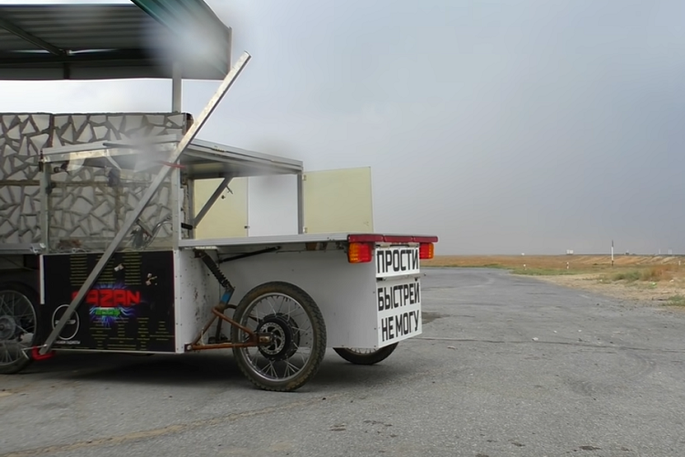 Nhưng Nikita có những kế hoạch lớn lao cho phát minh của mình. Đầu tiên, anh ta không chỉ muốn lái nó đi quanh khu vực lân cận, mà còn đi chu du đến tận Trung Á và Trung Quốc. Chàng trai trẻ thậm chí còn tạo một ứng dụng cho điện thoại của mình để có thể điều khiển từ xa một số tính năng của xe, chẳng hạn như đèn pha.