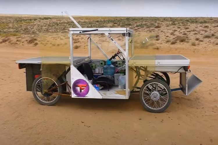 Những mẫu xe concept bất thường nhất tại Triển lãm Ô tô Munich 2021 mới diễn ra cho thấy ngành công nghiệp ôtô rõ ràng đang trên con đường chuyển đổi, nơi tính bền vững chiếm vị trí trung tâm. Một chàng trai trẻ đến từ Nga đã tự mình chế tạo ra một chiếc xe kỳ quặc đại diện cho những xu hướng này - chiếc xe điện năng lượng mặt trời này được làm từ các thành phần tái chế, và thậm chí nó còn có khả năng kết nối.