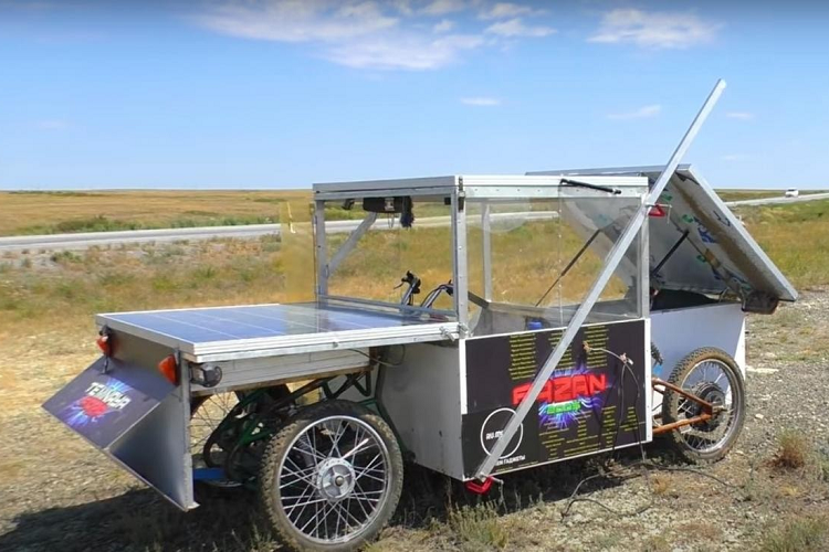 Nếu bạn nghĩ rằng chiếc xe của Nikita trông giống như một thứ đồ bỏ đi, thì đó là vì nó đúng là như vậy. Chiếc xe không có lấy một phụ tùng đắt tiền, tất cả chỉ là một khung xe bằng nhôm tự chế, bánh xe từ xe tay ga Trung Quốc, một mô tơ điện, và các tấm pin mặt trời. Nikita đã mất 200.000 rúp (khoảng 63 triệu đồng) để làm nên Temnaya Faza, và bộ dạng chiếc xe cho thấy chuẩn giá trị đó. Nhưng điều quan trọng là cỗ máy kỳ quái này có thể hoạt động tốt.