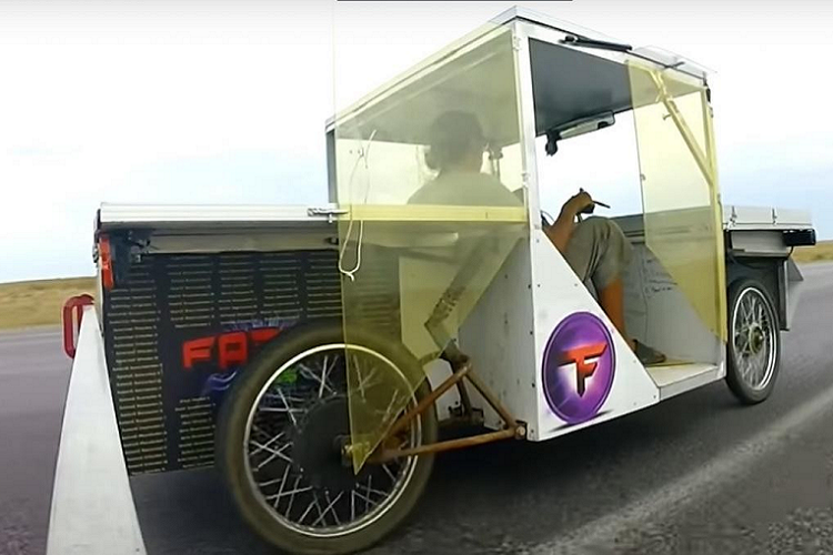 Cụ thể, một chàng trai 23 tuổi người Nga đã trở nên nổi tiếng trên Internet sau khi cho cả thế giới thấy sản phẩm của anh ta - một chiếc xe ôtô chạy bằng năng lượng mặt trời được gọi là “Temnaya Faza”. Có vẻ như mọi chuyện bắt đầu từ việc Nikita Poddubnov khao khát có được một chiếc xe điện, giống như một số đồng nghiệp ở công việc cũ, để anh ta không phải trả tiền cho mua nhiên liệu thường xuyên. Nhưng thay vì đi mua một chiếc xe mới như mọi người, Nikita đã tự chế tạo một chiếc cho mình.