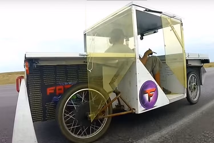 Cụ thể, một chàng trai 23 tuổi người Nga đã trở nên nổi tiếng trên Internet sau khi cho cả thế giới thấy sản phẩm của anh ta - một chiếc xe ôtô chạy bằng năng lượng mặt trời được gọi là “Temnaya Faza”. Có vẻ như mọi chuyện bắt đầu từ việc Nikita Poddubnov khao khát có được một chiếc xe điện, giống như một số đồng nghiệp ở công việc cũ, để anh ta không phải trả tiền cho mua nhiên liệu thường xuyên. Nhưng thay vì đi mua một chiếc xe mới như mọi người, Nikita đã tự chế tạo một chiếc cho mình.