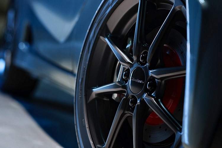 Với huy hiệu Version Z, mẫu xe thể thao cỡ nhỏ có màu sơn xám Sonic Grey Pearl độc quyền, đi kèm màu sơn trắng Premium Star White Pearl thay thế. Ngoài ra, bộ mâm, cánh gió và các chi tiết trang trí bên ngoài đều được sơn đen.