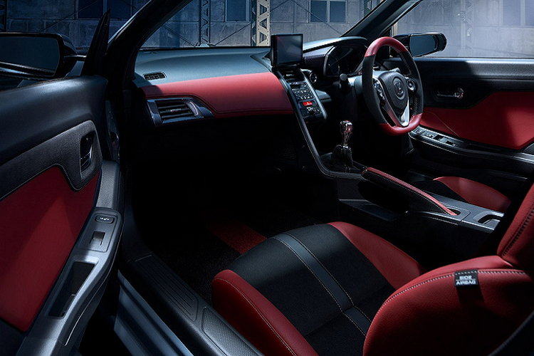 Nội thất của S660 Modulo X Version Z có nhiều chi tiết bằng carbon đi kèm da lộn Lux Suede màu đen, da đỏ Bordeaux Red. Tên mẫu xe được khắc lên một huy hiệu bằng nhôm đặt ở cuối bảng điều khiển trung tâm.