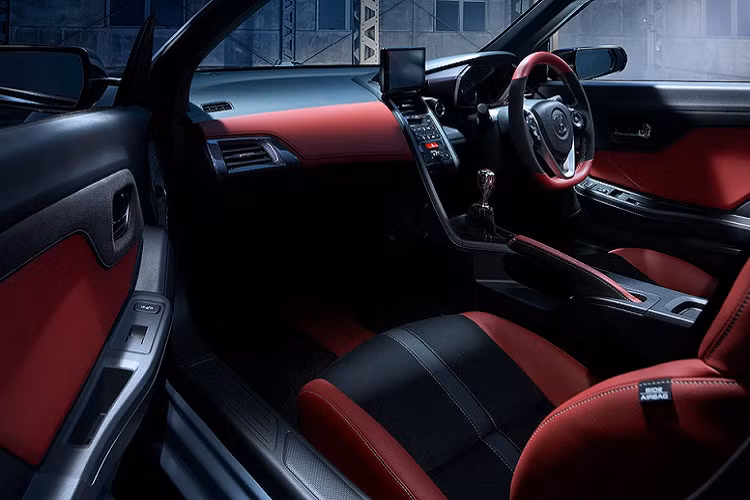 Nội thất của S660 Modulo X Version Z có nhiều chi tiết bằng carbon đi kèm da lộn Lux Suede màu đen, da đỏ Bordeaux Red. Tên mẫu xe được khắc lên một huy hiệu bằng nhôm đặt ở cuối bảng điều khiển trung tâm.