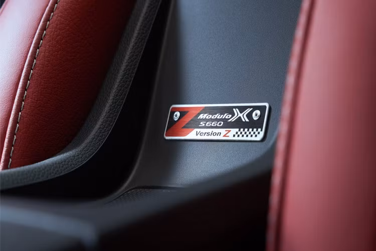 Tại Nhật, giá xe Honda S660 Modulo X Version Z bán ra từ 3,15 triệu yen (28.900 USD - khoảng 672 triệu đồng), đắt hơn 1.000 USD so với bản Modulo X (3,04 triệu yen - 27.900 USD - khoảng 646 triệu đồng).