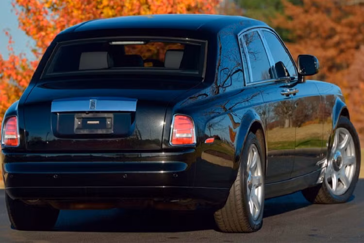 Chiếc Rolls-Royce Phantom này đã di chuyển được 91.249 km, giá xe Rolls-Royce Phantom 2010 này ước tính của mẫu xe này là 300.000-400.000 USD. Hầu hết Phantom đời 2009-2011 thường chỉ có giá bán khoảng 150.000 USD. 