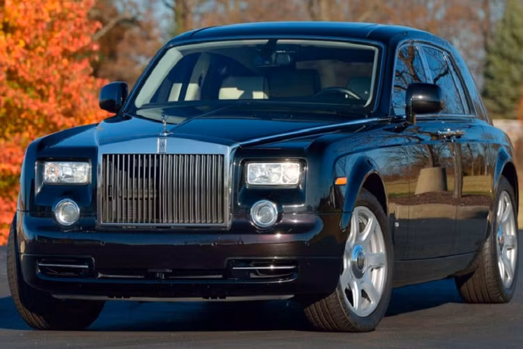 Một chiếc Rolls-Royce Phantom đời 2010 từng thuộc sở hữu của Tổng thống Donald Trump đã được niêm yết trên sàn đấu giá Mecum Auctions. Đây được xem là một trong những mẫu xe có giá trị cao trong bộ sưu tập xe của Tổng thống Donald Trump. 