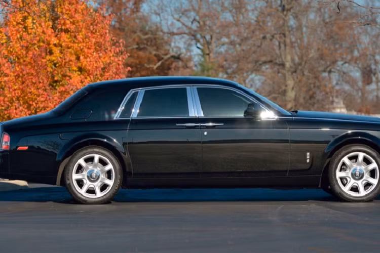 Có thể thấy ngoại thất chiếc xe Rolls-Royce của Tổng thống Trump được giữ nguyên bản hoàn toàn. Phần vỏ bên ngoài được phủ lớp sơn màu đen ánh tím tương tự nhiều chiếc Phantom khác, mâm xe là loại 7 chấu với kích thước 21 inch.