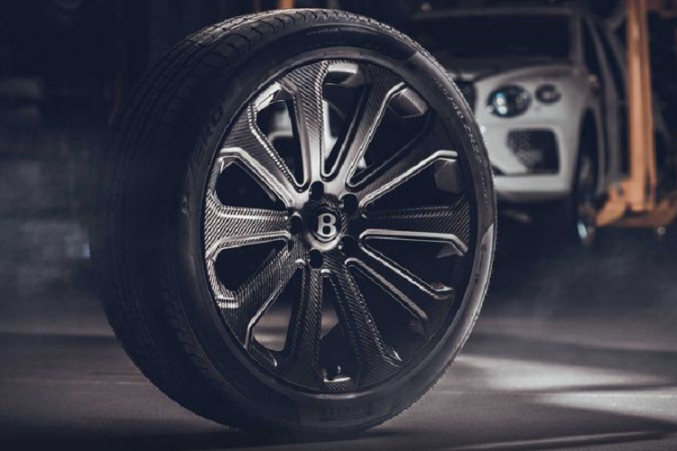 Chia sẻ về lợi ích của la-zăng sợi carbon đối với một chiếc SUV siêu sang Bentley Bentayga, Bentley cho biết các bánh xe sợi carbon rất nhẹ, bộ mâm này giúp Bentayga giảm bớt tới 24 kg, ngoài ra, mâm xe carbon cũng có độ cứng và độ bền tốt hơn, từ đó mang tới cho chiếc xe nền tảng lái ổn định hơn.