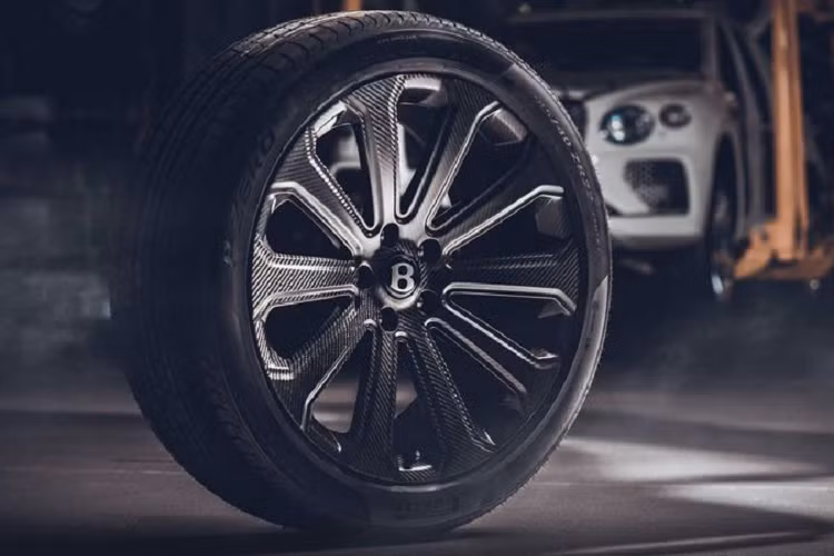 Chia sẻ về lợi ích của la-zăng sợi carbon đối với một chiếc SUV siêu sang Bentley Bentayga, Bentley cho biết các bánh xe sợi carbon rất nhẹ, bộ mâm này giúp Bentayga giảm bớt tới 24 kg, ngoài ra, mâm xe carbon cũng có độ cứng và độ bền tốt hơn, từ đó mang tới cho chiếc xe nền tảng lái ổn định hơn.