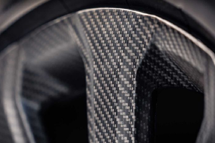 Bộ la-zăng cũng trải qua các bài kiểm tra TÜV khác nhau, mô phỏng mọi trường hợp, từ tình huống lốp xe quá căng cho đến việc xe gặp ổ gà, đá cuội và cả khi mô-men xoắn vượt quá giới hạn cho phép.