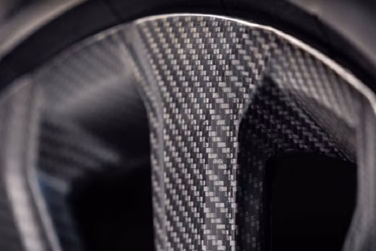 Bộ la-zăng cũng trải qua các bài kiểm tra TÜV khác nhau, mô phỏng mọi trường hợp, từ tình huống lốp xe quá căng cho đến việc xe gặp ổ gà, đá cuội và cả khi mô-men xoắn vượt quá giới hạn cho phép.