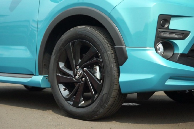 Hiện giá xe Toyota Raize 2021 bản 1.2 G thấp nhất vẫn chưa được công bố. Trong khi đó, bản 1.0 Turbo G có giá 219,9 triệu Rupiah (khoảng 352 triệu đồng) ở bản số sàn và 233,1 triệu Rupiah (373 triệu đồng) với bản CVT.