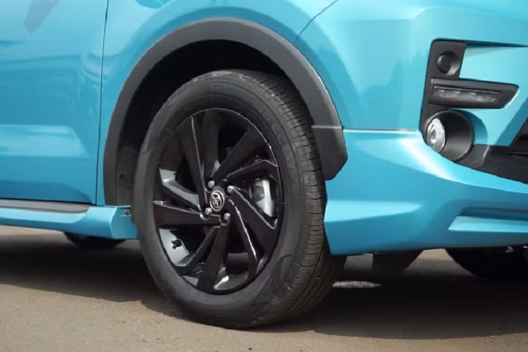 Hiện giá xe Toyota Raize 2021 bản 1.2 G thấp nhất vẫn chưa được công bố. Trong khi đó, bản 1.0 Turbo G có giá 219,9 triệu Rupiah (khoảng 352 triệu đồng) ở bản số sàn và 233,1 triệu Rupiah (373 triệu đồng) với bản CVT.