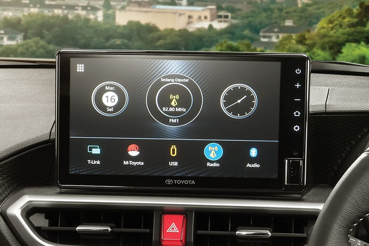 Cũng như xe ở Nhật Bản, Toyota Raize 2021 tại thị trường Indonesia được thiết kế như phiên bản thu nhỏ của đàn anh RAV4. Điều này được thể hiện qua phần đầu xe với lưới tản nhiệt hình thang cỡ lớn, nằm dưới logo nhà sản xuất. Ở hai bên đầu xe là cụm đèn pha LED, tích hợp đèn báo rẽ tuần tự. Ngoài ra, xe còn được trang bị đèn LED định vị ban ngày nằm ngang trên cản trước, ngay bên dưới là đèn sương mù hình tròn.