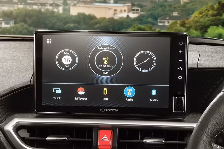 Cũng như xe ở Nhật Bản, Toyota Raize 2021 tại thị trường Indonesia được thiết kế như phiên bản thu nhỏ của đàn anh RAV4. Điều này được thể hiện qua phần đầu xe với lưới tản nhiệt hình thang cỡ lớn, nằm dưới logo nhà sản xuất. Ở hai bên đầu xe là cụm đèn pha LED, tích hợp đèn báo rẽ tuần tự. Ngoài ra, xe còn được trang bị đèn LED định vị ban ngày nằm ngang trên cản trước, ngay bên dưới là đèn sương mù hình tròn.