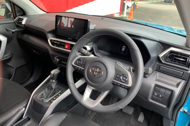 Ở thị trường Indonesia, Toyota Raize 2021 có những trang bị tiêu chuẩn như đèn hậu LED, gương chiếu hậu gập chỉnh điện và bộ vành 16 inch, nằm trong lốp 205/65. Tuy nhiên, từ bản 1.0 Turbo G trở đi, xe sẽ có thêm tay nắm cửa mạ crôm và bộ vành hợp kim 17 inch, đi với lốp 205/60. Trong khi đó, 1.0 Turbo GR Sport được bổ sung đèn pha LED thích ứng, dải đèn LED định vị ban ngày, đèn báo rẽ tuần tự, bộ body kit khí động lực học và bộ vành 17 inch sơn màu đen tuyền.