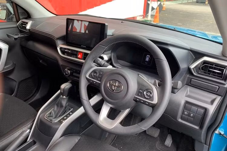 Ở thị trường Indonesia, Toyota Raize 2021 có những trang bị tiêu chuẩn như đèn hậu LED, gương chiếu hậu gập chỉnh điện và bộ vành 16 inch, nằm trong lốp 205/65. Tuy nhiên, từ bản 1.0 Turbo G trở đi, xe sẽ có thêm tay nắm cửa mạ crôm và bộ vành hợp kim 17 inch, đi với lốp 205/60. Trong khi đó, 1.0 Turbo GR Sport được bổ sung đèn pha LED thích ứng, dải đèn LED định vị ban ngày, đèn báo rẽ tuần tự, bộ body kit khí động lực học và bộ vành 17 inch sơn màu đen tuyền.