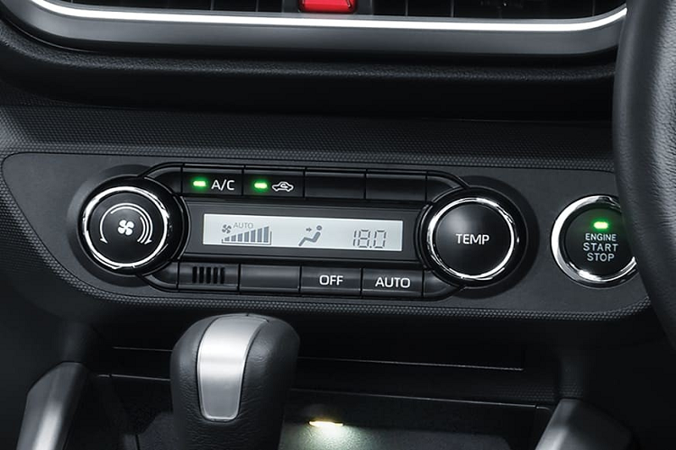 Bên trong, Toyota Raize 2021 tại thị trường Indonesia có những trang bị tiêu chuẩn như mở cửa không cần chìa khóa, nút bấm khởi động máy, màn hình màu đa thông tin TFT 7.0 inch trong bảng đồng hồ, màn hình trung tâm 8 inch và màn hình kỹ thuật số của hệ thống điều hòa. Từ bản 1.0 Turbo G trở lên, xe sẽ được trang bị màn hình trung tâm 9 inch lớn hơn. Riêng bản 1.0 Turbo GR Sport sẽ có vô lăng bọc da tích hợp lẫy chuyển số thể thao, ghế bọc da phối nỉ và điều hòa tự động.