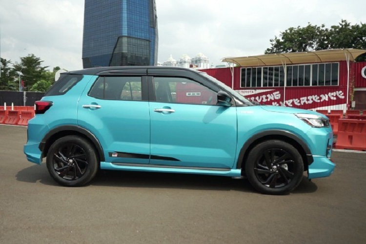 Như thông tin đã đưa, mẫu xe SUV Toyota Raize 2021 được phát triển dựa trên cơ sở gầm bệ DNGA giống người anh em Daihatsu Rocky. Mẫu xe này sở hữu chiều dài 3.995 mm, chiều rộng 1.620 mm, chiều cao 1.695 mm và chiều dài cơ sở 2.525 mm. Với kích thước này, Toyota Raize 2021 là đối thủ trực tiếp của Kia Sonet hơn là Kia Seltos hay Hyundai Kona.