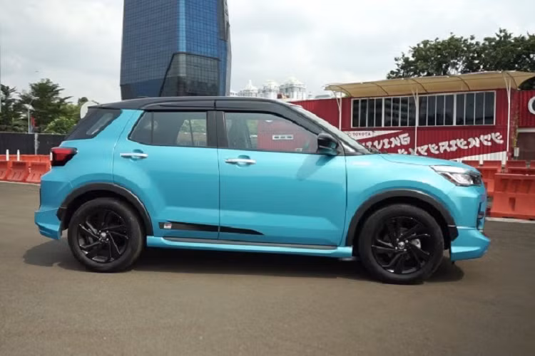 Như thông tin đã đưa, mẫu xe SUV Toyota Raize 2021 được phát triển dựa trên cơ sở gầm bệ DNGA giống người anh em Daihatsu Rocky. Mẫu xe này sở hữu chiều dài 3.995 mm, chiều rộng 1.620 mm, chiều cao 1.695 mm và chiều dài cơ sở 2.525 mm. Với kích thước này, Toyota Raize 2021 là đối thủ trực tiếp của Kia Sonet hơn là Kia Seltos hay Hyundai Kona.