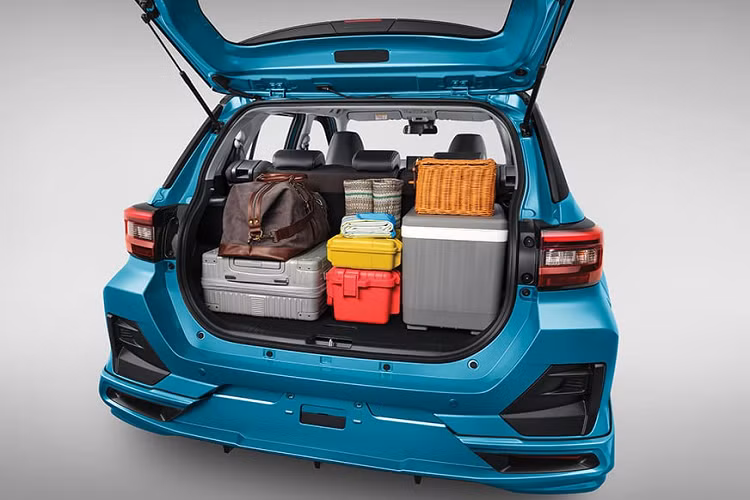 Trong khi đó, bản 1.0 Turbo GR Sport có 6 túi khí cùng công nghệ Toyota Safety Sense, bao gồm cảnh báo va chạm sớm, hệ thống cảnh báo chệch làn đường, kiểm soát đạp nhầm chân ga, phanh khẩn cấp tự động, kiểm soát hành trình thích ứng, cảnh báo phương tiện cắt ngang khi lùi và phát hiện điểm mù.