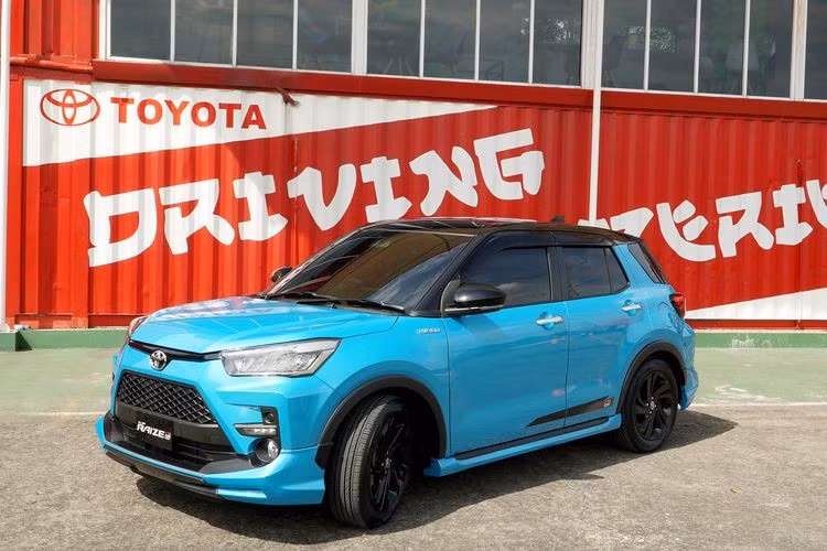 Khi mua Toyota Raize 2021, khách hàng Indonesia có thể chọn 1 trong 6 màu sơn là đen, xám, đỏ, bạc, xanh ngọc, vàng và trắng. Với 2 bản dùng máy 1.0L, khách hàng có thể chi thêm tiền để trang bị nóc màu đen cho xe.