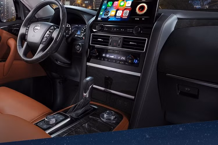 Trước mặt người lái xuất hiện vô lăng tích hợp phím chức năng nhưng có thiết kế khá lỗi thời và màn hình đa thông tin 7 inch nằm giữa 2 đồng hồ analogue. Điểm sáng trong nội thất của mẫu SUV cỡ lớn này nằm ở màn hình thông tin giải trí dạng cảm ứng 12,3 inch mới, thay cho loại 8 inch cũ. Màn hình này hỗ trợ kết nối không dây với điện thoại thông minh qua Android Auto và Apple CarPlay. 