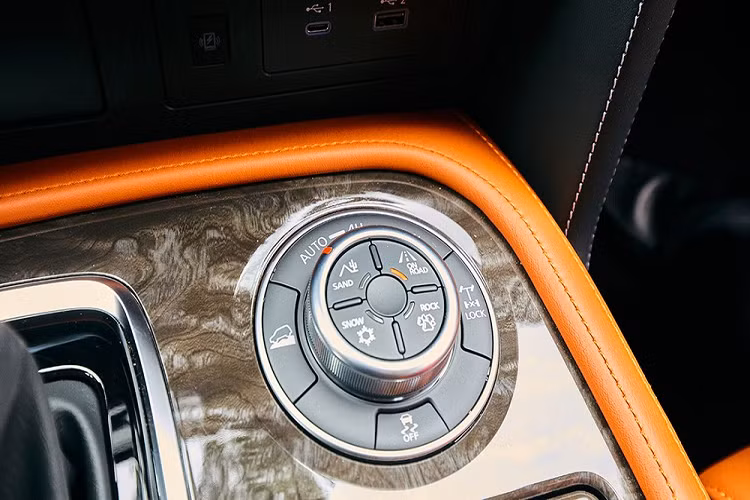 Chưa hết, Nissan Patrol 2022 tại thị trường Philippines còn có hệ thống âm thanh Bose 13 loa, hệ thống định vị, hệ thống điều hòa tự động 3 vùng, cửa sổ trời toàn cảnh Panorama, ghế lái chỉnh điện 10 hướng, sạc điện thoại thông minh không dây, tính năng mở cửa không cần chìa khóa và nút bấm khởi động máy. Bên cạnh đó là tủ lạnh mới để làm mát đồ uống. 