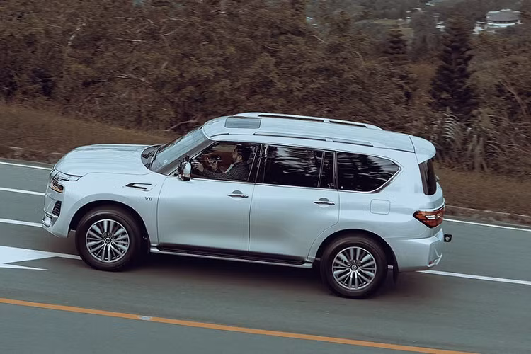 Tại thị trường Philippines, giá xe Nissan Patrol 2022 chỉ có đúng 1 bản trang bị với mức khởi điểm từ 4,548 triệu Peso (khoảng 2,15 tỷ đồng). Xe có 3 tùy chọn màu sơn ngoại thất là đen, bạc và trắng. Màu trắng và đen sẽ đi với nội thất bọc da màu đen. Trong khi đó, màu bạc sẽ đi với nội thất bọc da màu nâu đậm. Nếu mua Nissan Patrol 2022 màu trắng, khách hàng sẽ phải trả thêm tiền. 