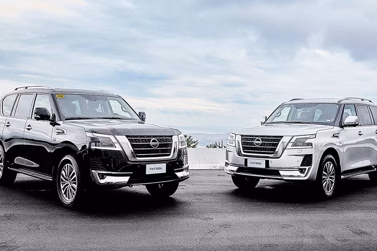 Nằm bên dưới nắp ca-pô của Nissan Patrol 2022 tại thị trường Philippines là động cơ xăng V8, hút khí tự nhiên, dung tích 5.6L quen thuộc. Động cơ này tạo ra công suất tối đa 405 mã lực tại tua máy 5.800 vòng/phút và mô-men xoắn cực đại 560 Nm tại tua máy 4.000 vòng/phút. Sức mạnh được truyền tới cả 4 bánh thông qua hộp số tự động 7 cấp. Hệ dẫn động 4 bánh của xe đi kèm khóa vi sai điện tử trên cầu sau và hệ thống kiểm soát địa hình với những chế độ cài đặt phù hợp cho việc chạy trên vỉa hè, cát, đá hay đường tuyết.