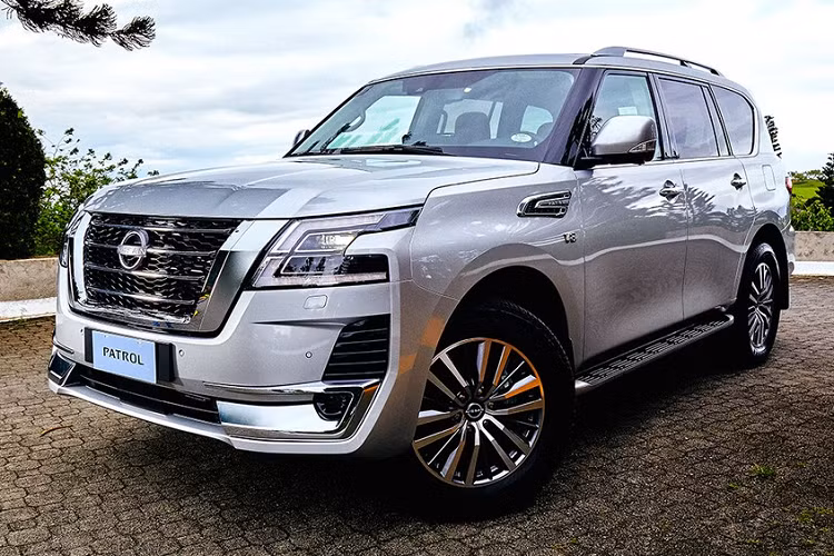 Nhìn từ hướng trực diện, chúng ta sẽ thấy ấn tượng với thiết kế đầu xe vuông vức và hầm hố hơn của Nissan Patrol thế hệ mới. Mẫu xe này được trang bị lưới tản nhiệt V-Motion cỡ lớn hơn và cụm đèn pha LED hình chữ "C" ngược ở hai bên. Bên dưới đèn pha còn có khe gió nằm dọc và hốc đèn sương mù trước với viền mạ crôm, tạo cảm giác cao cấp. 