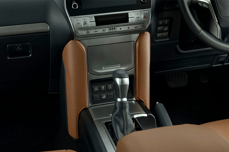 Khác với những chiếc Prado thông thường, dòng chữ "70th Anniversary" còn được thêu lên bộ thảm trải sàn, nhằm nhắc nhở khách hàng đây là phiên bản kỷ niệm đặc biệt. Với vai trò là một cỗ xe offroad ưu việt thách thức mọi địa hình, Land Cruiser Prado phiên bản đặc biệt kỷ niệm 70 năm sở hữu 2 tuỳ chọn động cơ tại thị trường nội địa Nhật Bản.