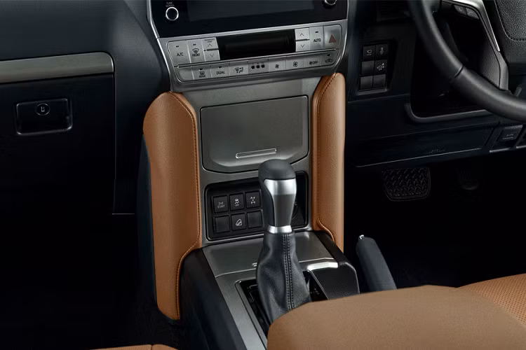 Khác với những chiếc Prado thông thường, dòng chữ "70th Anniversary" còn được thêu lên bộ thảm trải sàn, nhằm nhắc nhở khách hàng đây là phiên bản kỷ niệm đặc biệt. Với vai trò là một cỗ xe offroad ưu việt thách thức mọi địa hình, Land Cruiser Prado phiên bản đặc biệt kỷ niệm 70 năm sở hữu 2 tuỳ chọn động cơ tại thị trường nội địa Nhật Bản.