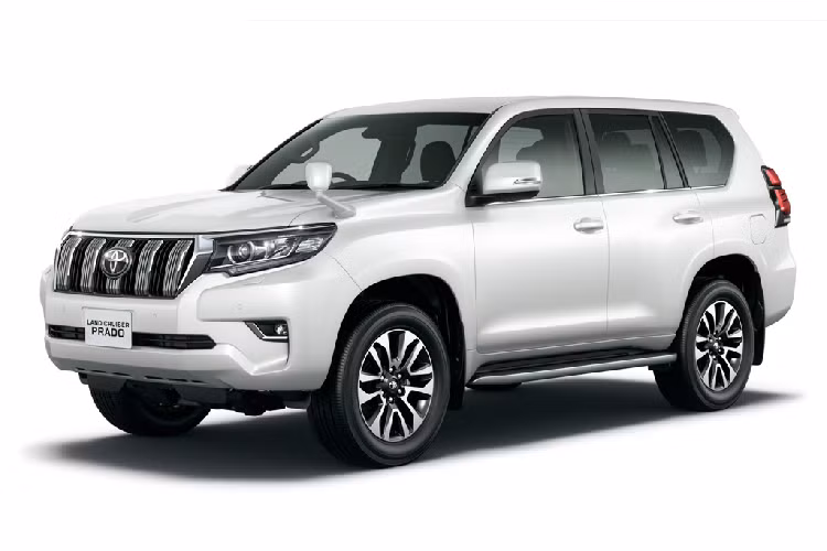 Thay đổi đáng chú ý đầu tiên là về màu ngoại thất. Toyota Land Cruiser Prado 70th Anniversary sẽ có 7 tuỳ chọn màu sơn khác nhau, trong đó nổi bật nhất là xanh lá cây ánh sậm.