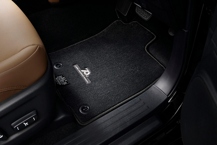 Một trong số đó sử dụng động cơ xăng dung tích 2.7 L, cho công suất cực đại 160 mã lực. Biến thể còn lại sử dụng khối động cơ dầu có tăng áp, dung tích 2.8 L, cho sức mạnh lên tới 201 mã lực. Cả hai biến thể đều được trang bị đi kèm hộp số tự động 6 cấp và hệ truyền động bốn bánh.