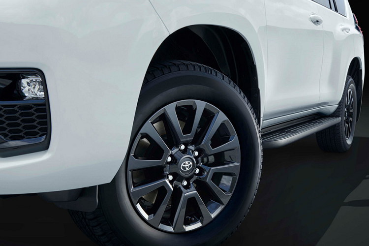 Cũng trên phiên bản kỷ niệm này, Toyota Land Cruise Prado 2022 mới sẽ được trang bị dàn chân vô cùng khoẻ khoắn, với bộ mâm thể thao kích thước 18 inch màu đen mờ hầm hố.