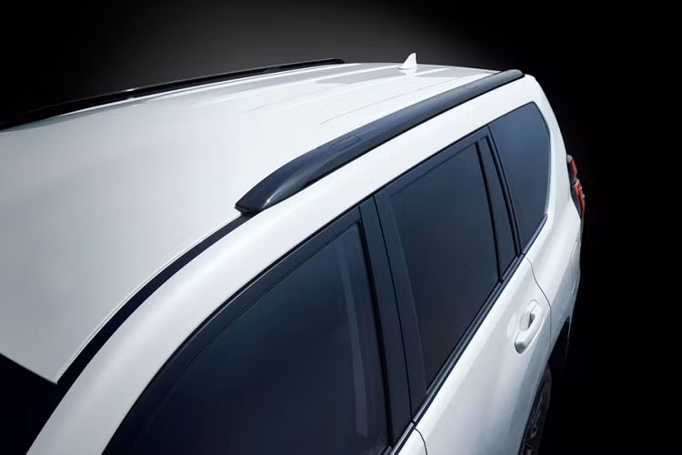 Ngoài ra xe cũng sẽ sở hữu các chi tiết trang trí được ốp chrome, gương chiếu hậu và thanh giá nóc sơn màu đen mờ. Logo kỷ niệm 70th Anniversary được đặt rất trang trọng trên cửa cốp sau, ở phía bên cạnh phải.