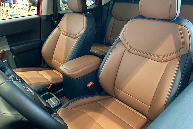 Bên trong Ford Maverick 2022 là không gian nội thất được thiết kế theo phong cách thực dụng, không có những chi tiết thừa thãi. Theo hãng Ford, mẫu xe bán tải này chẳng những có không gian rộng rãi vượt trội mà còn mang đến vị trí ngồi thoải mái ở cả hai hàng ghế. Tùy phiên bản, nội thất của xe sẽ được bọc bằng nỉ hoặc giả da.