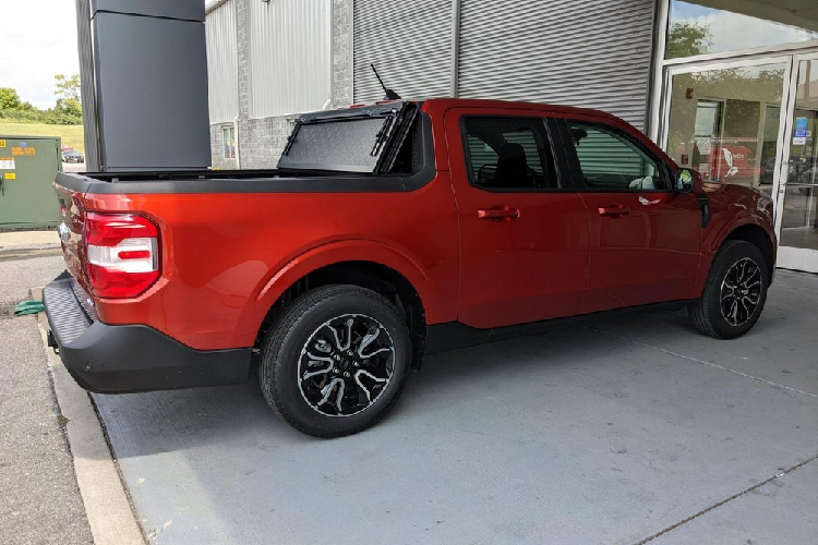 Thứ hai là động cơ xăng EcoBoost 4 xi-lanh, tăng áp, dung tích 2.0L với công suất tối đa 250 mã lực và mô-men xoắn cực đại 376 Nm. Sức mạnh được truyền tới cầu trước hoặc 4 bánh thông qua hộp số tự động 8 cấp. Phiên bản dùng động cơ này của Ford Maverick 2022 có sức kéo gấp đôi, lên đến 1.800 kg.