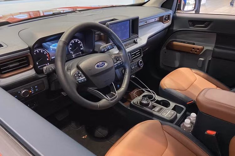 Ngay từ bản tiêu chuẩn, Ford Ford Maverick 2022 đã được trang bị khá tốt với màn hình cảm ứng 8 inch, phục vụ hệ thống thông tin giải trí SYNC 4 và hỗ trợ Apple CarPlay/Android Auto. Tiếp đến là bảng đồng hồ với màn hình đa thông tin 4,2 inch ở bản tiêu chuẩn hoặc 6,5 inch ở bản cao cấp, ổ điện 12 V ở cả hai hàng ghế và hệ thống WiFi 4G LTE.