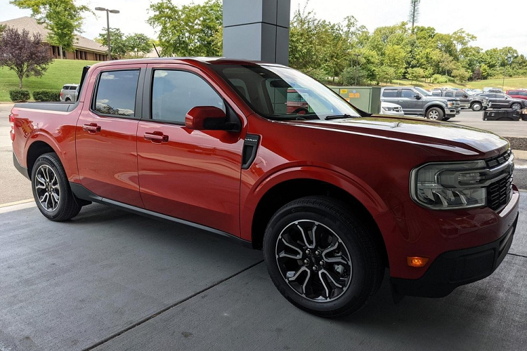 Hệ truyền động này kết hợp với hộp số biến thiên vô cấp CVT và hệ dẫn động cầu trước. Mức tiêu thụ nhiên liệu nội thành ước tính của Ford Maverick Hybrid 2022 là 5,88 lít/100 km. Ngoài ra, xe còn có sức kéo 900 kg và tải trọng 680 kg.