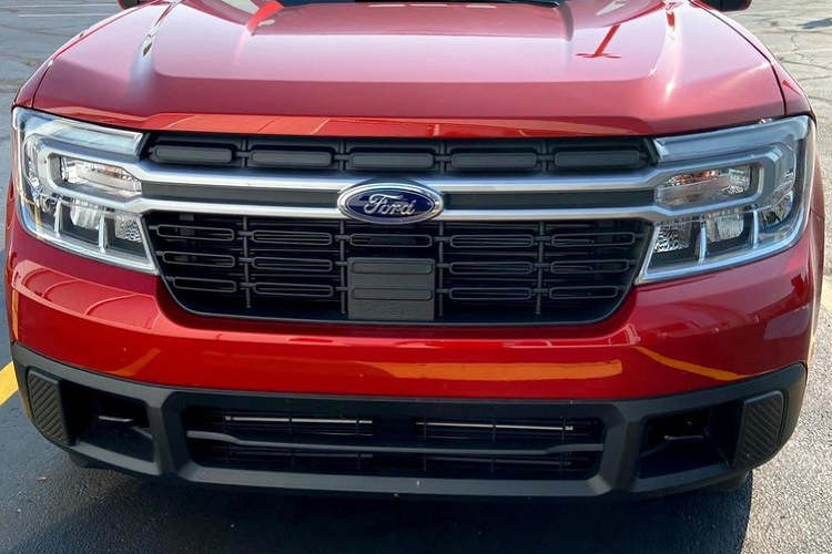 Nằm bên dưới nắp ca-pô của Ford Maverick 2022 là 2 tùy chọn động cơ giống Escape. Đầu tiên là hệ truyền động hybrid tiêu chuẩn với máy xăng Atkinson Cycle 4 xi-lanh thẳng hàng, dung tích 2.5L và 2 mô-tơ điện, tạo ra công suất tổng cộng 191 mã lực cùng mô-men xoắn cực đại 210 Nm.