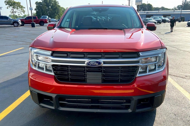 Như vậy, mẫu xe bán tải Ford Maverick mới ngắn hơn 282 mm và thấp hơn 61 mm so với Ranger. Nhờ kích thước nhỏ hơn, mẫu xe bán tải này có khả năng xoay xở tốt hơn và bán kính vòng xoay 6,1 m. Về ngoại hình, Ford Maverick 2022 có thiết kế khá độc đáo nhưng không nổi bật như đối thủ Hyundai Santa Cruz.