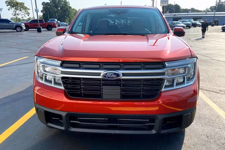 Như vậy, mẫu xe bán tải Ford Maverick mới ngắn hơn 282 mm và thấp hơn 61 mm so với Ranger. Nhờ kích thước nhỏ hơn, mẫu xe bán tải này có khả năng xoay xở tốt hơn và bán kính vòng xoay 6,1 m. Về ngoại hình, Ford Maverick 2022 có thiết kế khá độc đáo nhưng không nổi bật như đối thủ Hyundai Santa Cruz.