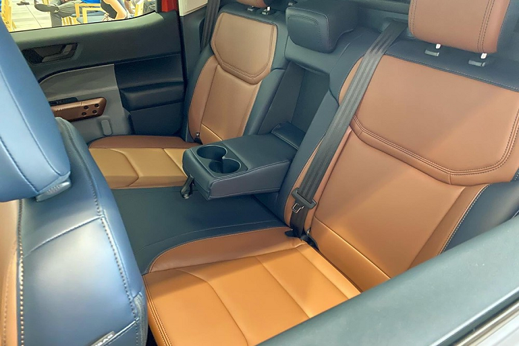 Trên mặt cửa của xe có ngăn chứa đồ, đủ để đựng chai nước 1 lít, máy tính bảng hoặc máy tính xách tay. Trong khi đó, bên dưới ghế sau có ngăn chứa đồ để đựng túi của máy tính xách tay, giày trượt patin hoặc các dụng cụ khác.