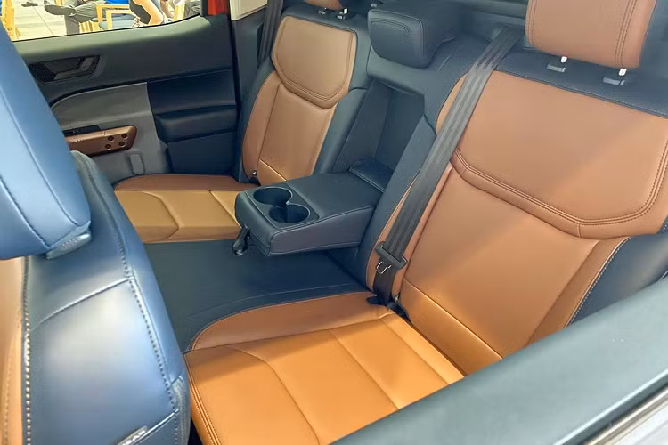 Trên mặt cửa của xe có ngăn chứa đồ, đủ để đựng chai nước 1 lít, máy tính bảng hoặc máy tính xách tay. Trong khi đó, bên dưới ghế sau có ngăn chứa đồ để đựng túi của máy tính xách tay, giày trượt patin hoặc các dụng cụ khác.